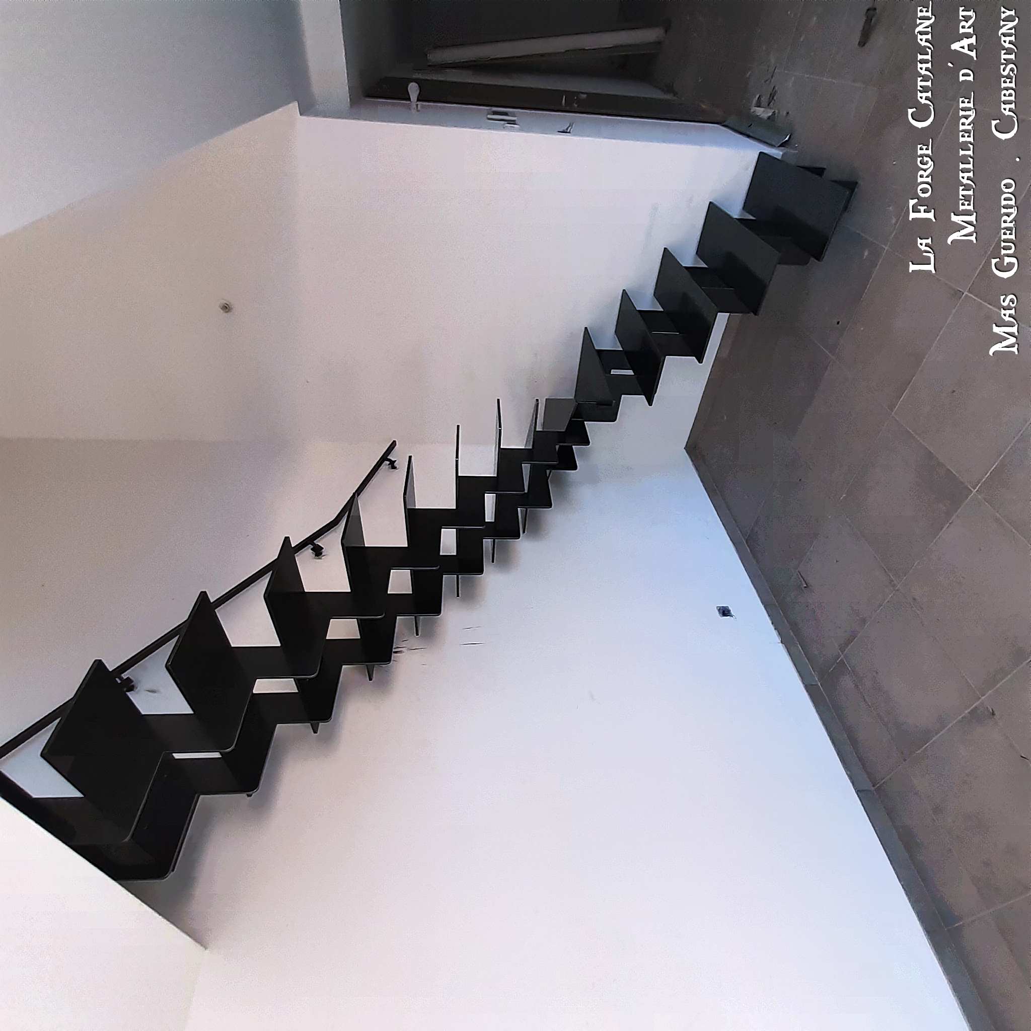 escalier en fer limons cremailleres avec marches fer forge catalane.jpg